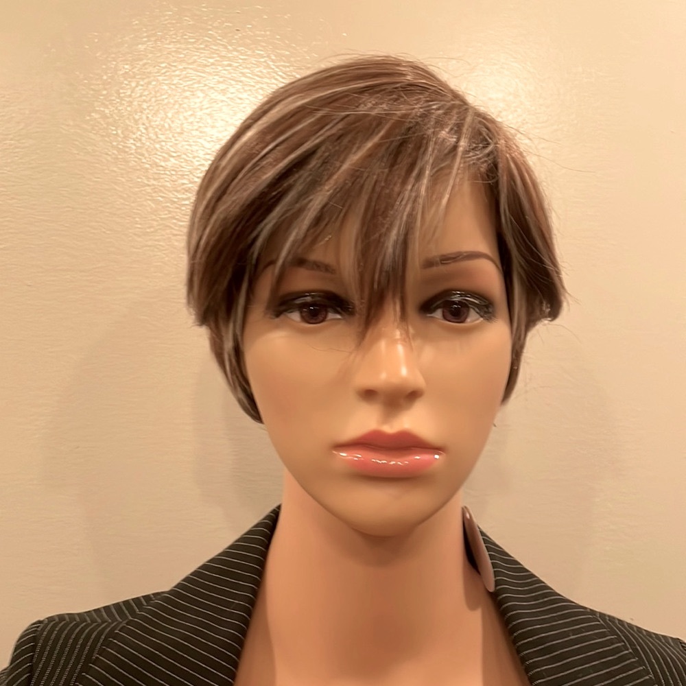 NWT 8” short boy cut light brown ash blonde, dimension taper bangs pixie perfect